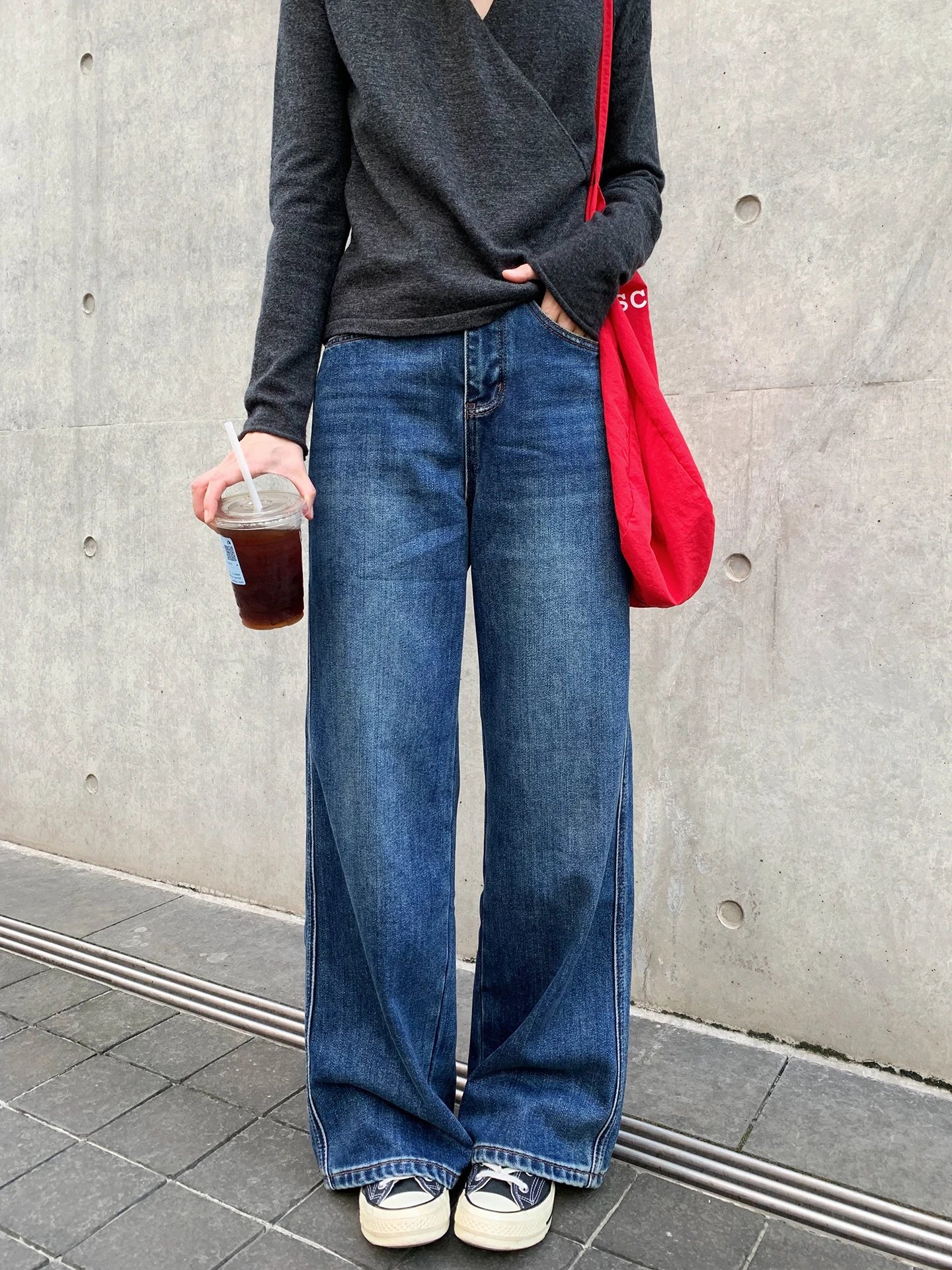 Свободные джинсы с высокой талией, прямые, на флисовой подкладке, широкие штанины, винтажные, темно-синие, повседневные, хлопковые, женские, осень-зима
Свободные джинсы с высокой талией, прямые, на флисовой подкладке, широкие штанины, винтажные, темно-синие, повседневные, хлопковые, женские, осень-зима