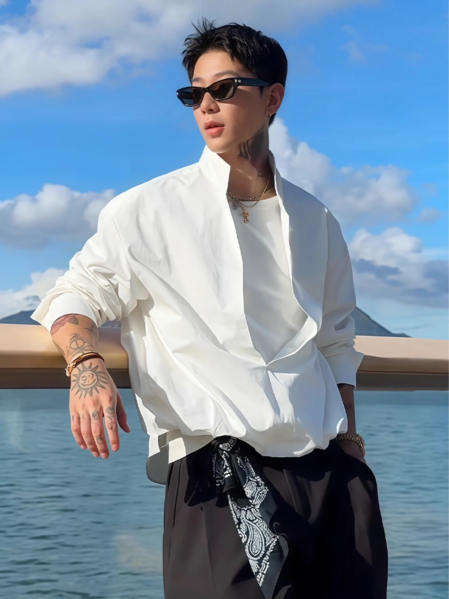 Белая удлиненная куртка с воротником-стойкой для мужчин, в американском стиле, молодежная, модная, повседневная, шикарная верхняя одежда
Белая удлиненная куртка с воротником-стойкой для мужчин, в американском стиле, молодежная, модная, повседневная, шикарная верхняя одежда