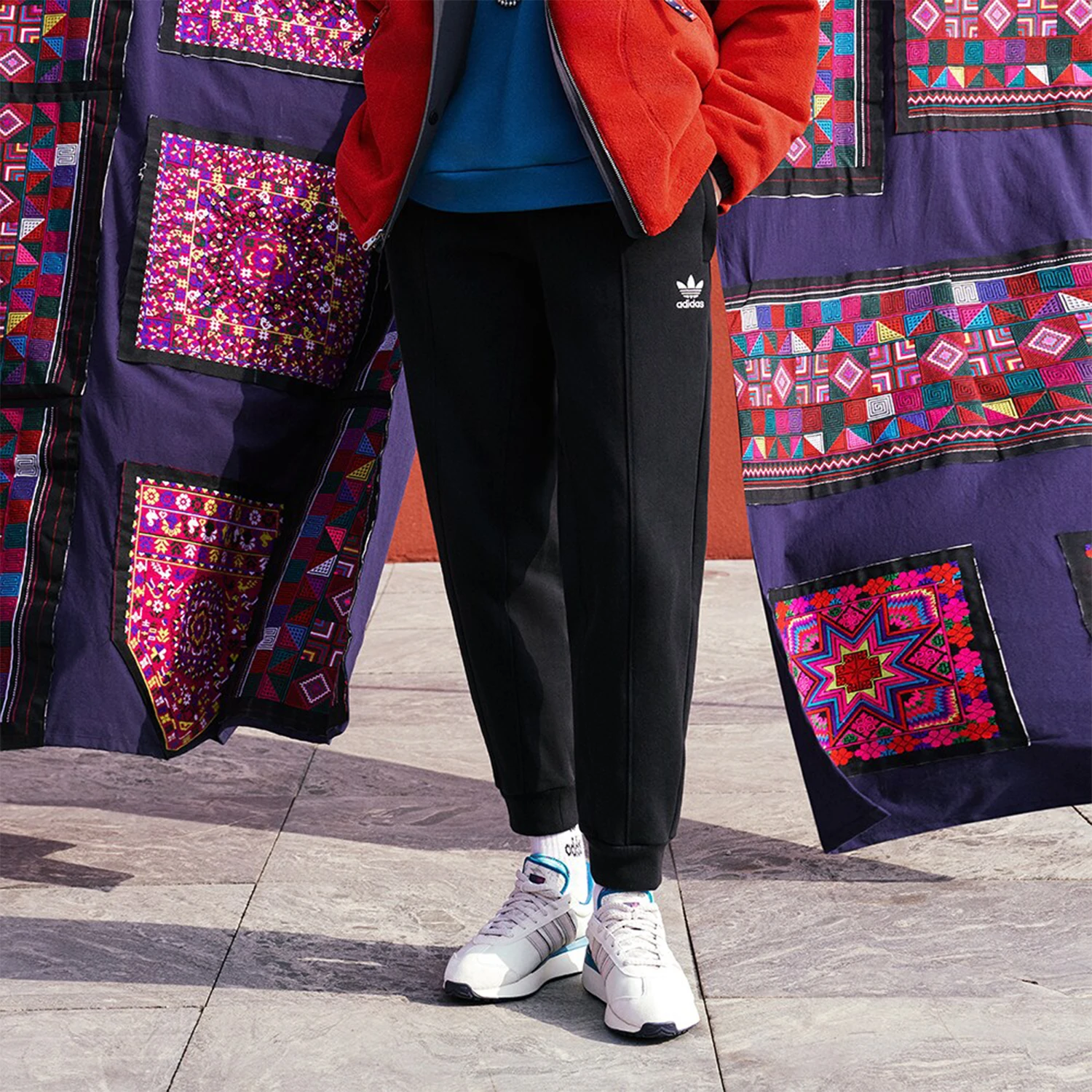 Adidas genuine genuine Three Stripes Men's New Year Elastic Cuff Sport Knit Pants IX4245
Adidas genuine genuine Three Stripes Men's New Year Elastic Cuff Sport Knit Pants IX4245