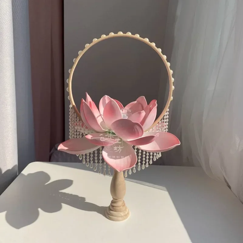 Handmade Hanfu Props for Photo Shoots, Vintage Lotus Flower Candle Lantern for Stage Cosplay Props, Performance Accessories
Handmade Hanfu Props for Photo Shoots, Vintage Lotus Flower Candle Lantern for Stage Cosplay Props, Performance Accessories