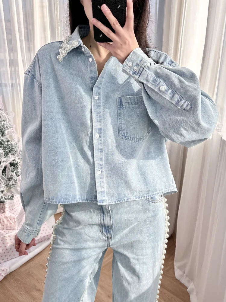 Spring light blue hand-stitched pearl lapel denim shirt + casual wide-leg jeans for a woman
Spring light blue hand-stitched pearl lapel denim shirt + casual wide-leg jeans for a woman