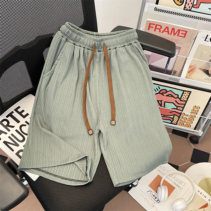 Мужские полосатые шорты, новые летние американские уличные повседневные свободные брюки, популярные универсальные тонкие черные брюки до колена с карманами
Мужские полосатые шорты, новые летние американские уличные повседневные свободные брюки, популярные универсальные тонкие черные брюки до колена с карманами