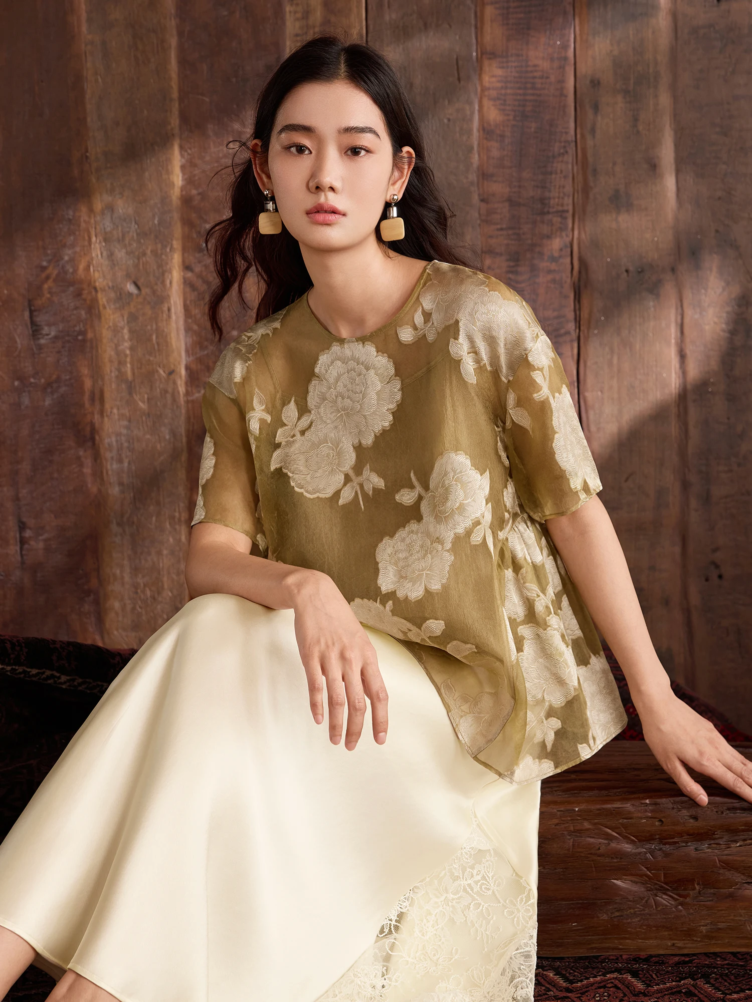 New Summer Silk Ogeesha Women's Shirt Tang Velvet Floral Embroidery Ultra Light Breathable Antibacterial round Neck Short Sleeve
New Summer Silk Ogeesha Women's Shirt Tang Velvet Floral Embroidery Ultra Light Breathable Antibacterial round Neck Short Sleeve