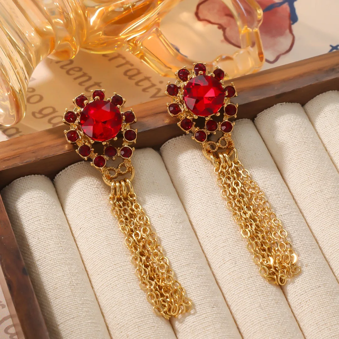 Винтажные серьги с кисточками и драгоценными камнями в стиле ретро, красные элегантные серьги во французском стиле суда
Винтажные серьги с кисточками и драгоценными камнями в стиле ретро, красные элегантные серьги во французском стиле суда