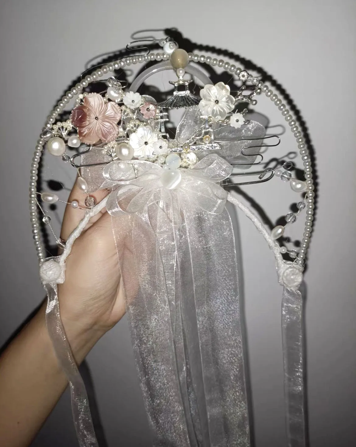 Хлопковая тиара для куклы 20 см, повязка на голову, корона для волос, жемчужный аксессуар для волос, бесплатная доставка
Хлопковая тиара для куклы 20 см, повязка на голову, корона для волос, жемчужный аксессуар для волос, бесплатная доставка