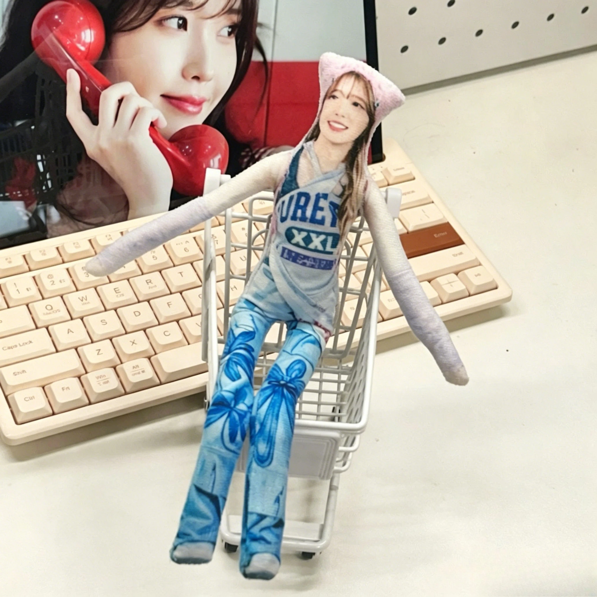 28cm Lee Ji-eun Abstract Stuffed Doll Skeleton Body Jointed Crystal Velvet Desk Ornament Birthday Gift for Fan Friend
28cm Lee Ji-eun Abstract Stuffed Doll Skeleton Body Jointed Crystal Velvet Desk Ornament Birthday Gift for Fan Friend