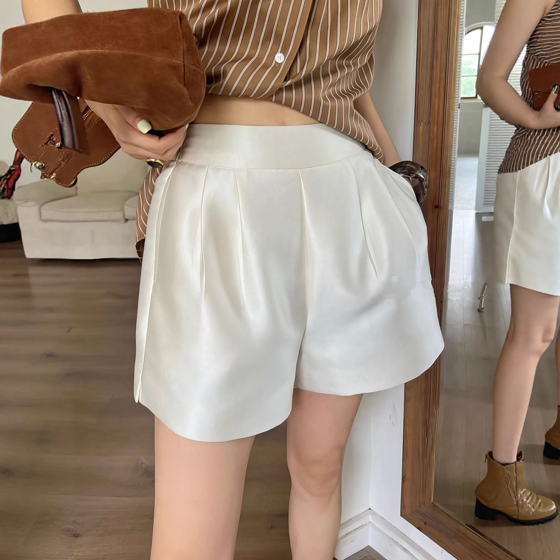 Модные белые шорты Phantasy Fashion, женские повседневные шорты с высокой талией, базовые однотонные атласные брюки с эластичной резинкой на талии, летняя женская одежда
Модные белые шорты Phantasy Fashion, женские повседневные шорты с высокой талией, базовые однотонные атласные брюки с эластичной резинкой на талии, летняя женская одежда