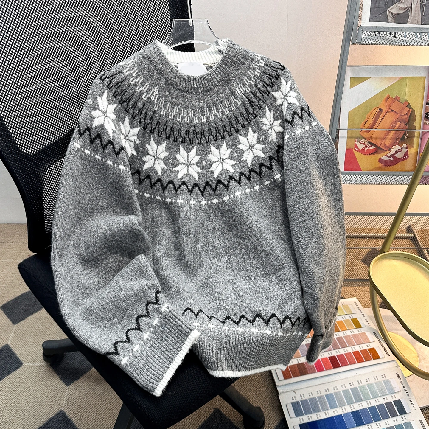 Мужской свитер в американском ретро-стиле с круглым вырезом, повседневный, универсальный, осенне-зимний, для отдыха, парный, мягкий, вязаный, с длинными рукавами
Мужской свитер в американском ретро-стиле с круглым вырезом, повседневный, универсальный, осенне-зимний, для отдыха, парный, мягкий, вязаный, с длинными рукавами