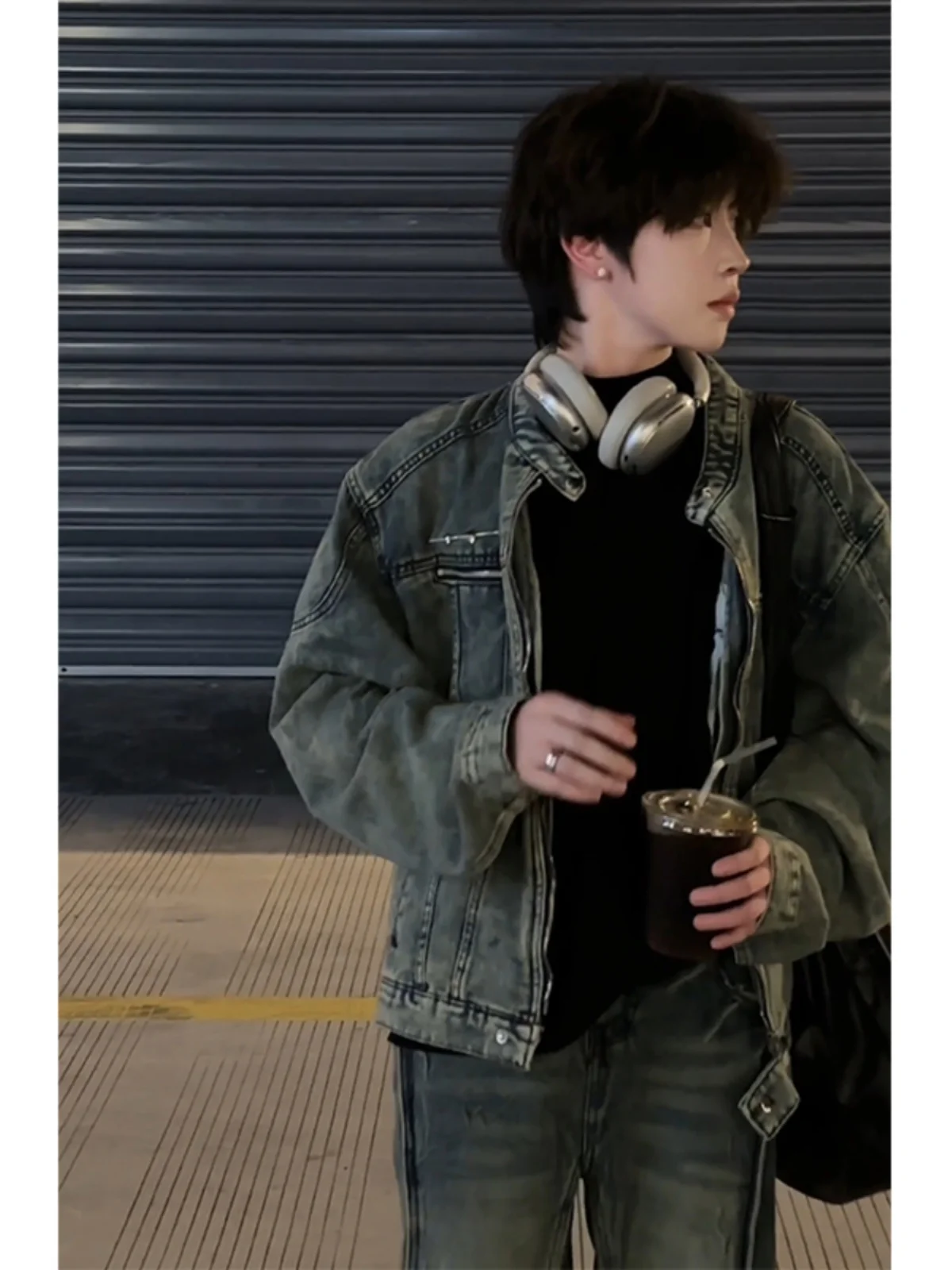 Винтажная джинсовая куртка с подплечниками для мужчин, в уличном стиле, весна-осень, американская мотоциклетная куртка с воротником-стойкой на молнии
Винтажная джинсовая куртка с подплечниками для мужчин, в уличном стиле, весна-осень, американская мотоциклетная куртка с воротником-стойкой на молнии