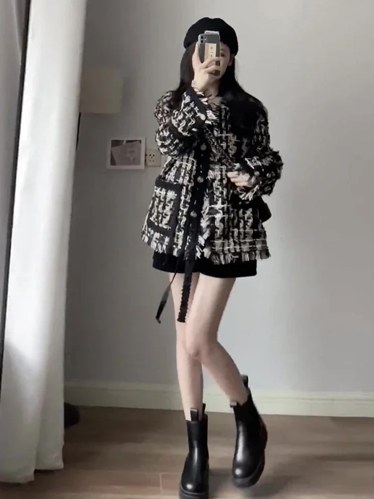 French Retro Black Tweed Light Down Jacket V-neck Loose Contrast Outerwear Women's Winter Coat Casual Top Female Clothing
French Retro Black Tweed Light Down Jacket V-neck Loose Contrast Outerwear Women's Winter Coat Casual Top Female Clothing