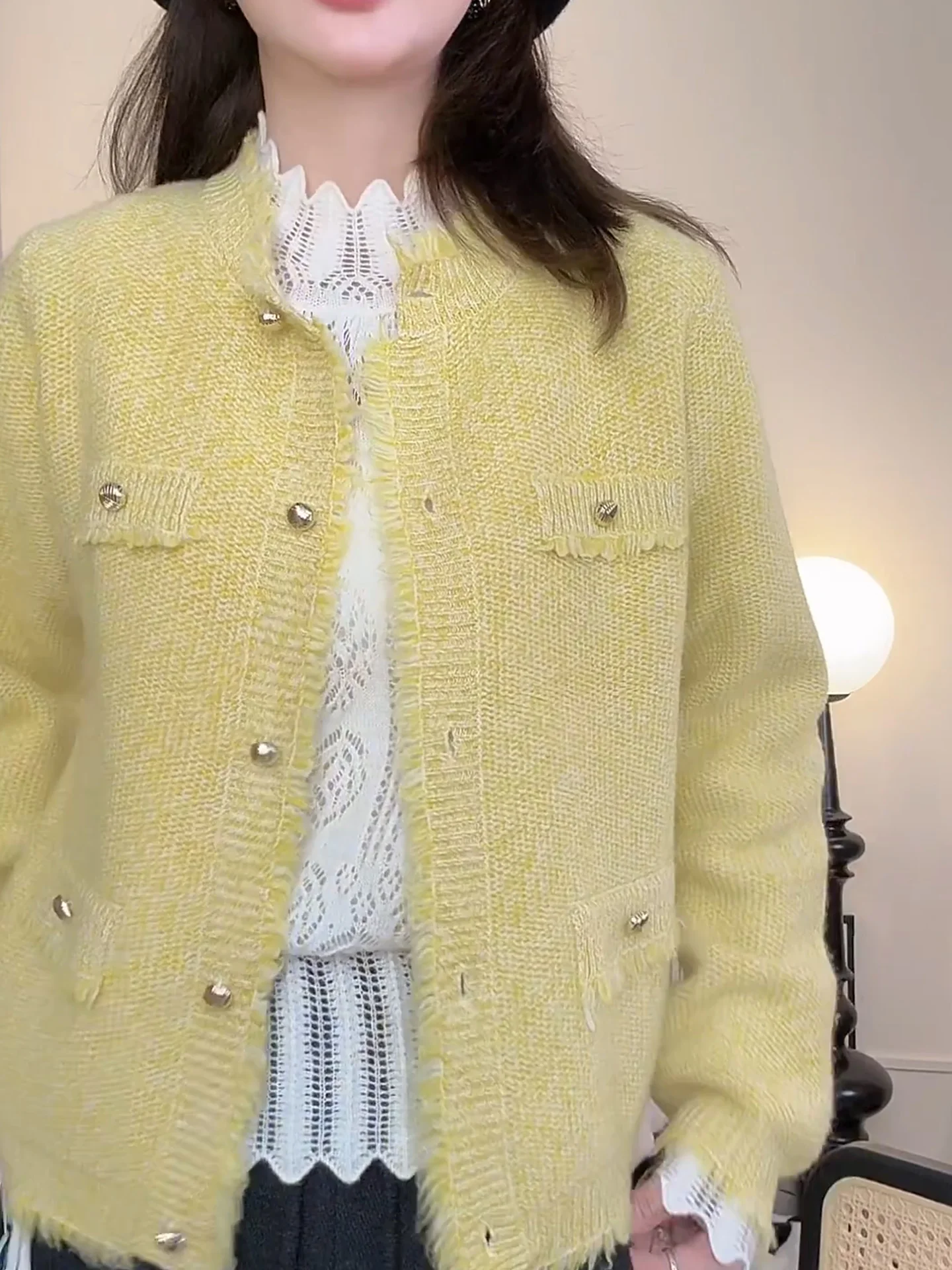 Желтый вязаный свободный кардиган-пальто для женщин, модный осенне-зимний новый фасон, большие размеры, корейская версия, стройнящий силуэт
Желтый вязаный свободный кардиган-пальто для женщин, модный осенне-зимний новый фасон, большие размеры, корейская версия, стройнящий силуэт