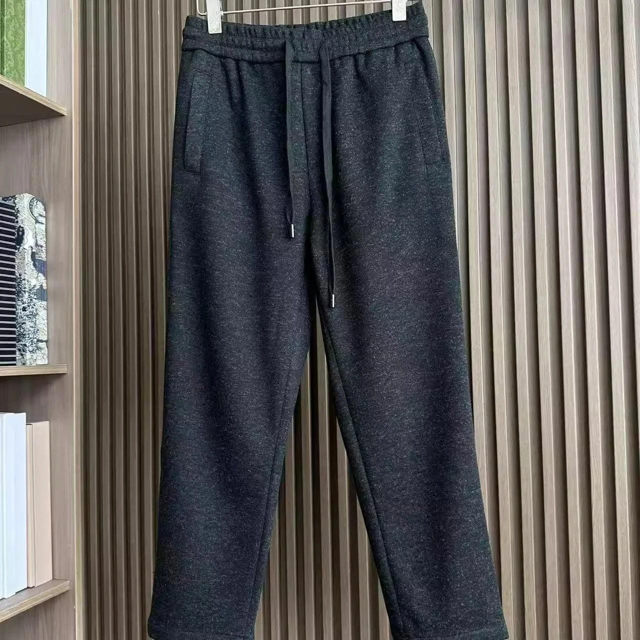 BC Италия осень и зима новая мода вышивка старые деньги стиль мужские простые шерстяные повседневные брюки прямые брюки
BC Италия осень и зима новая мода вышивка старые деньги стиль мужские простые шерстяные повседневные брюки прямые брюки