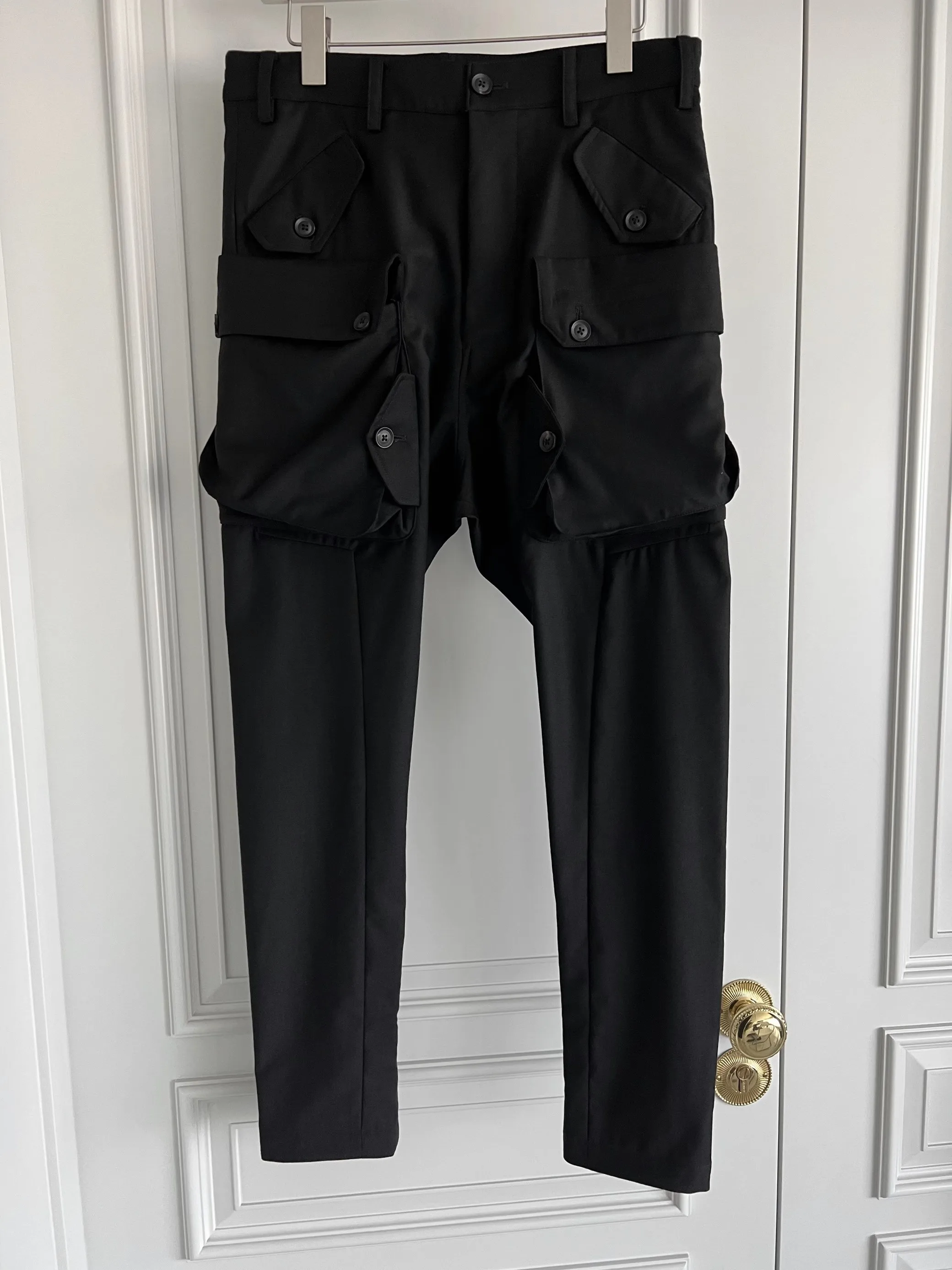 High-quality custom-sized black hip-hop skateboard pants with original design in 2025
High-quality custom-sized black hip-hop skateboard pants with original design in 2025