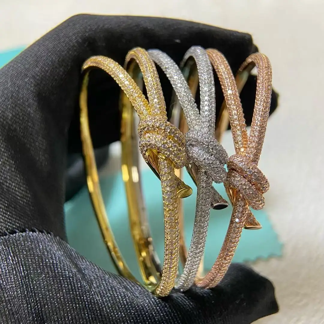 2025 The new T home full of diamond knot bracelet female senior design sense knot bracelet light luxury fashion popular hand acc
2025 The new T home full of diamond knot bracelet female senior design sense knot bracelet light luxury fashion popular hand acc