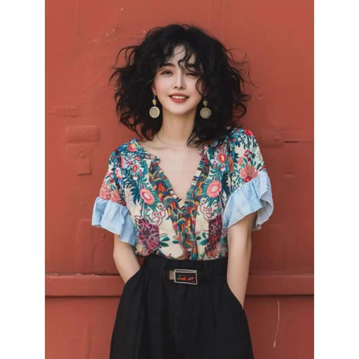 Summer Slimming V-Neck Short Sleeve Shirt Women's Beautiful Floral Print Bell Sleeve Design Casual Chic Small Top
Summer Slimming V-Neck Short Sleeve Shirt Women's Beautiful Floral Print Bell Sleeve Design Casual Chic Small Top