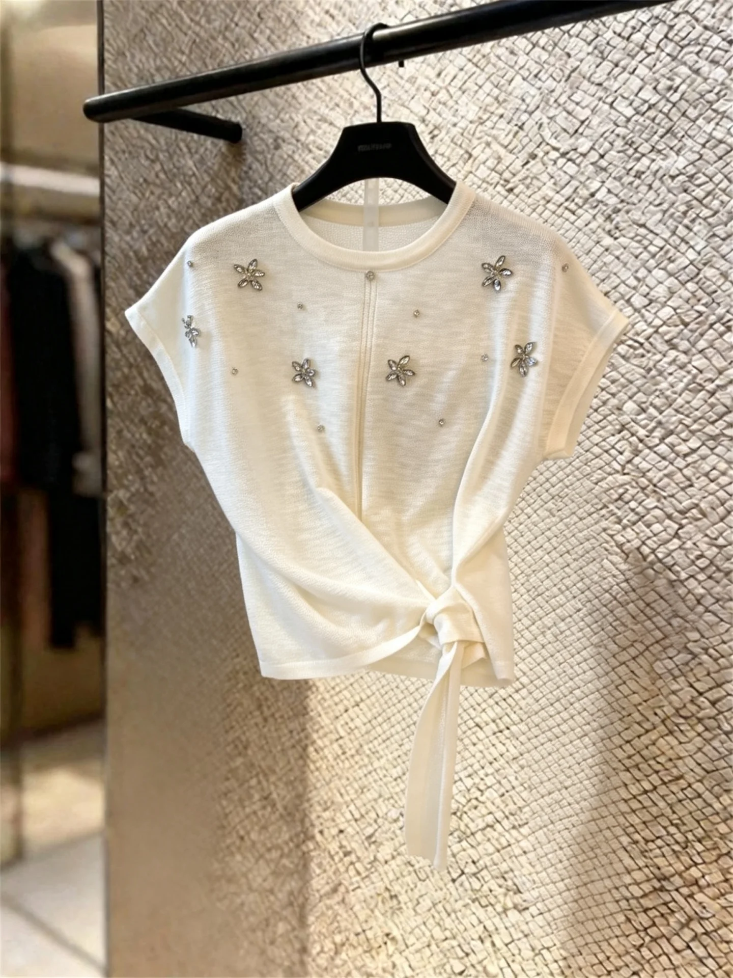 High-End Korean Style Women's Short Sleeve Knitted Top Diamond Embedded Heavy Work Design Summer Slimming Upper Body
High-End Korean Style Women's Short Sleeve Knitted Top Diamond Embedded Heavy Work Design Summer Slimming Upper Body