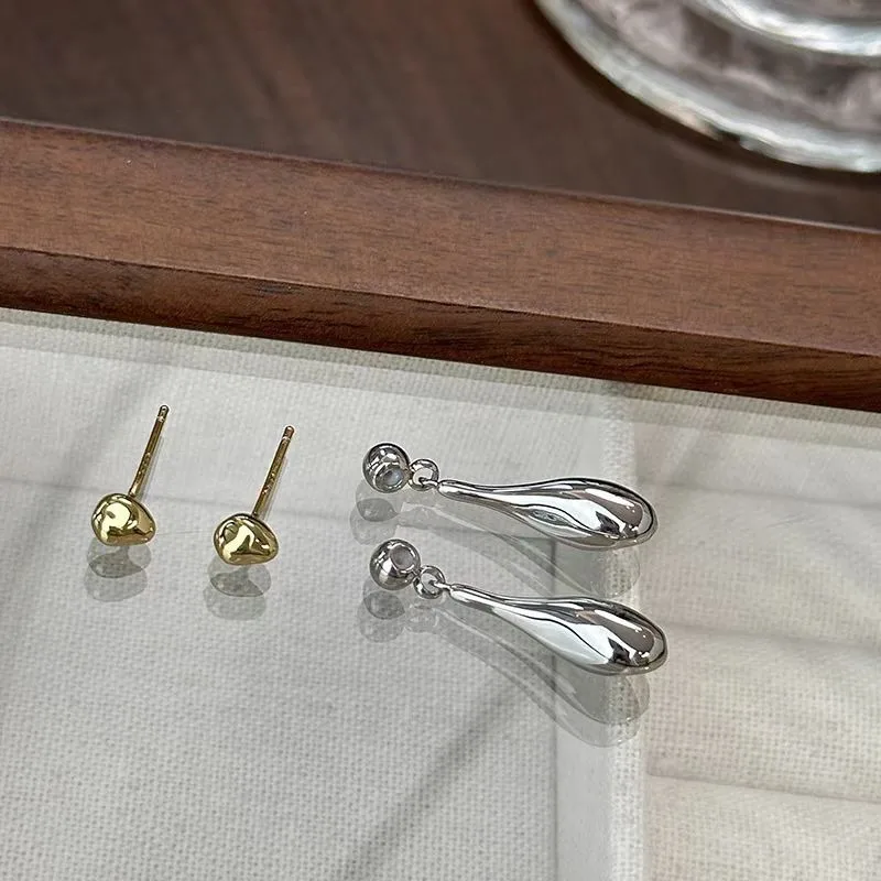 New Two-color Water Drop Stud Earrings Women's Earrings Light Luxury and High-end Winter Simple and Versatile Niche Accessories
New Two-color Water Drop Stud Earrings Women's Earrings Light Luxury and High-end Winter Simple and Versatile Niche Accessories