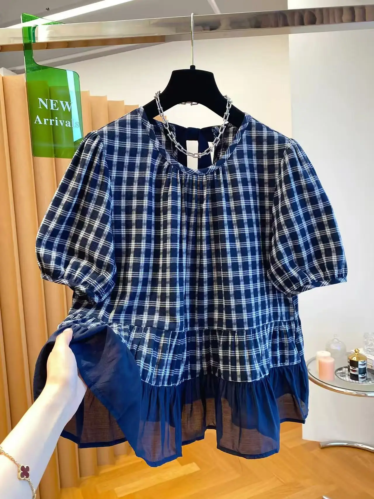 RAIN YAN LIN New Summer Women Plaid Short Sleeve Shirt, Puff Sleeve Ruffle Hem Sweet Loose Casual Blouse
RAIN YAN LIN New Summer Women Plaid Short Sleeve Shirt, Puff Sleeve Ruffle Hem Sweet Loose Casual Blouse