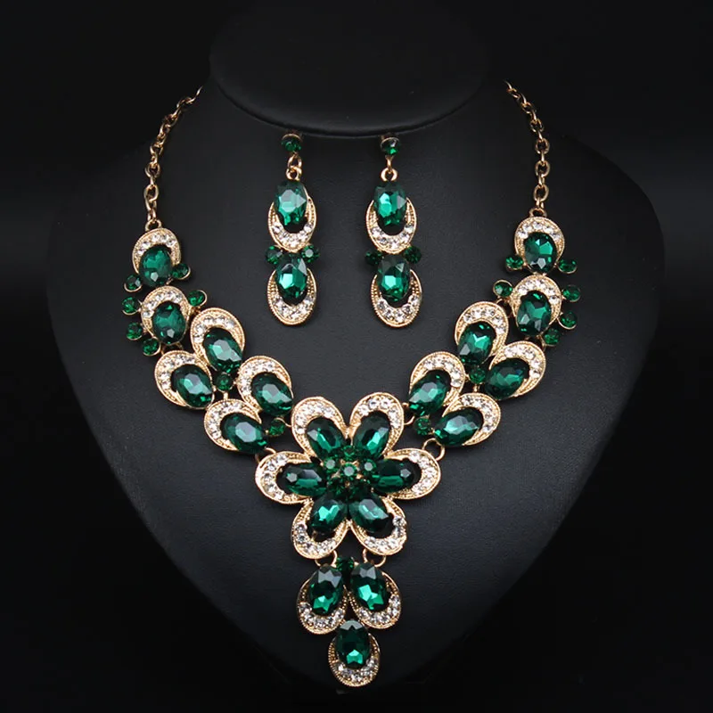 E-commerce, luxury jewelry, exaggerated gemstones, flower collarbone, short necklace, earrings set, women's accessories.
E-commerce, luxury jewelry, exaggerated gemstones, flower collarbone, short necklace, earrings set, women's accessories.