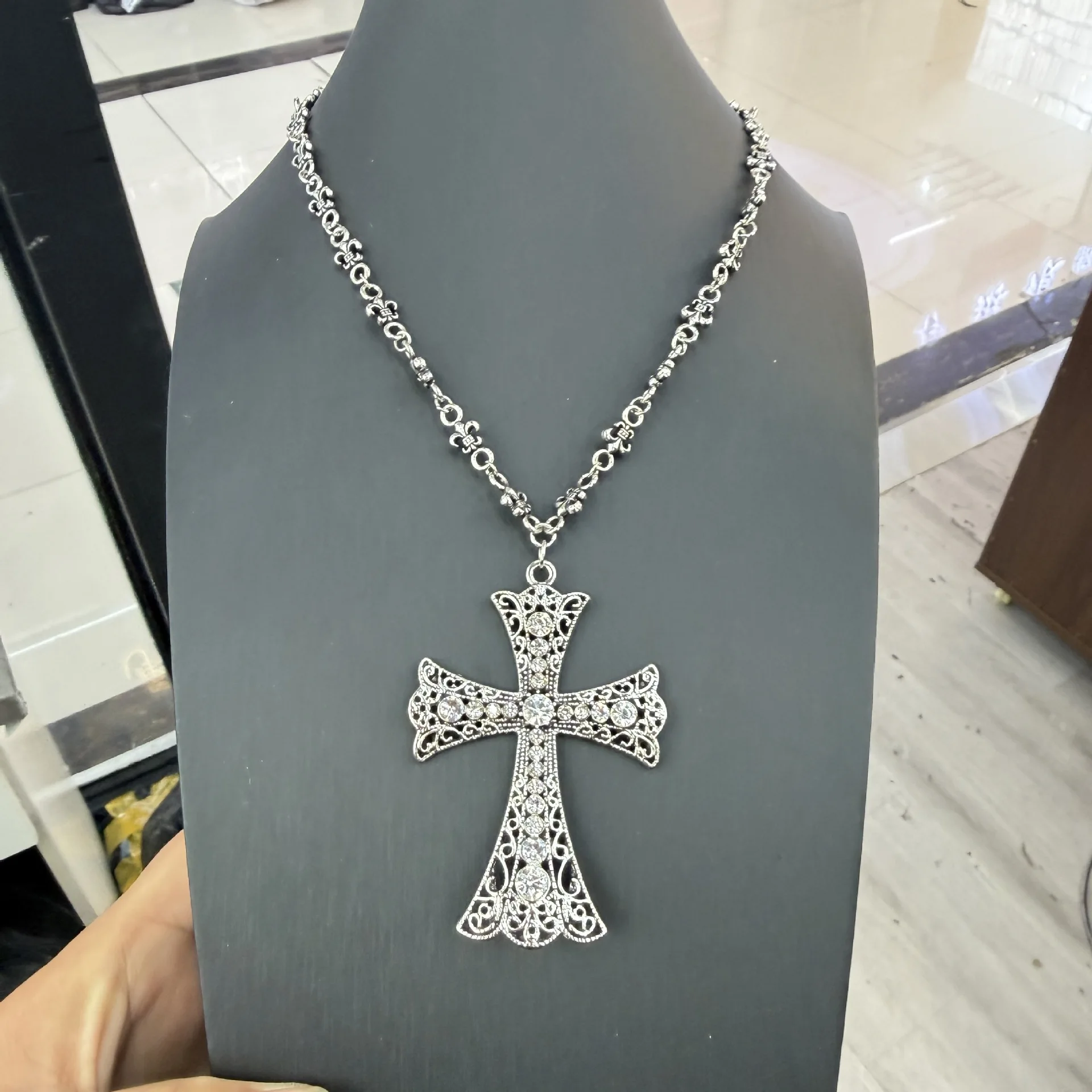 Gothic Cross Pendant Necklace Niche Luxury Advanced Sense Minimalist Clavicle Chain Fashion Jewelry for Men Women
Gothic Cross Pendant Necklace Niche Luxury Advanced Sense Minimalist Clavicle Chain Fashion Jewelry for Men Women