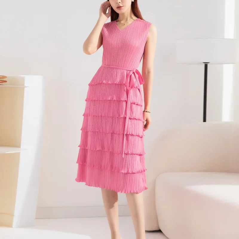 Miyake Pleated Sleeveless Dress In Spring And Summer Of 2023 New Waist-Tied V-neck And Medium-Long Cake Dresses.
Miyake Pleated Sleeveless Dress In Spring And Summer Of 2023 New Waist-Tied V-neck And Medium-Long Cake Dresses.