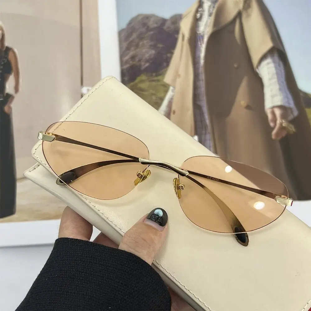 Fashion Futuristic Frameless Sunglasses UV400 Protection 2025 New Y2K Shades Unisex Luxury Hip-Hop Sun Glasses for Women & Men
Fashion Futuristic Frameless Sunglasses UV400 Protection 2025 New Y2K Shades Unisex Luxury Hip-Hop Sun Glasses for Women & Men