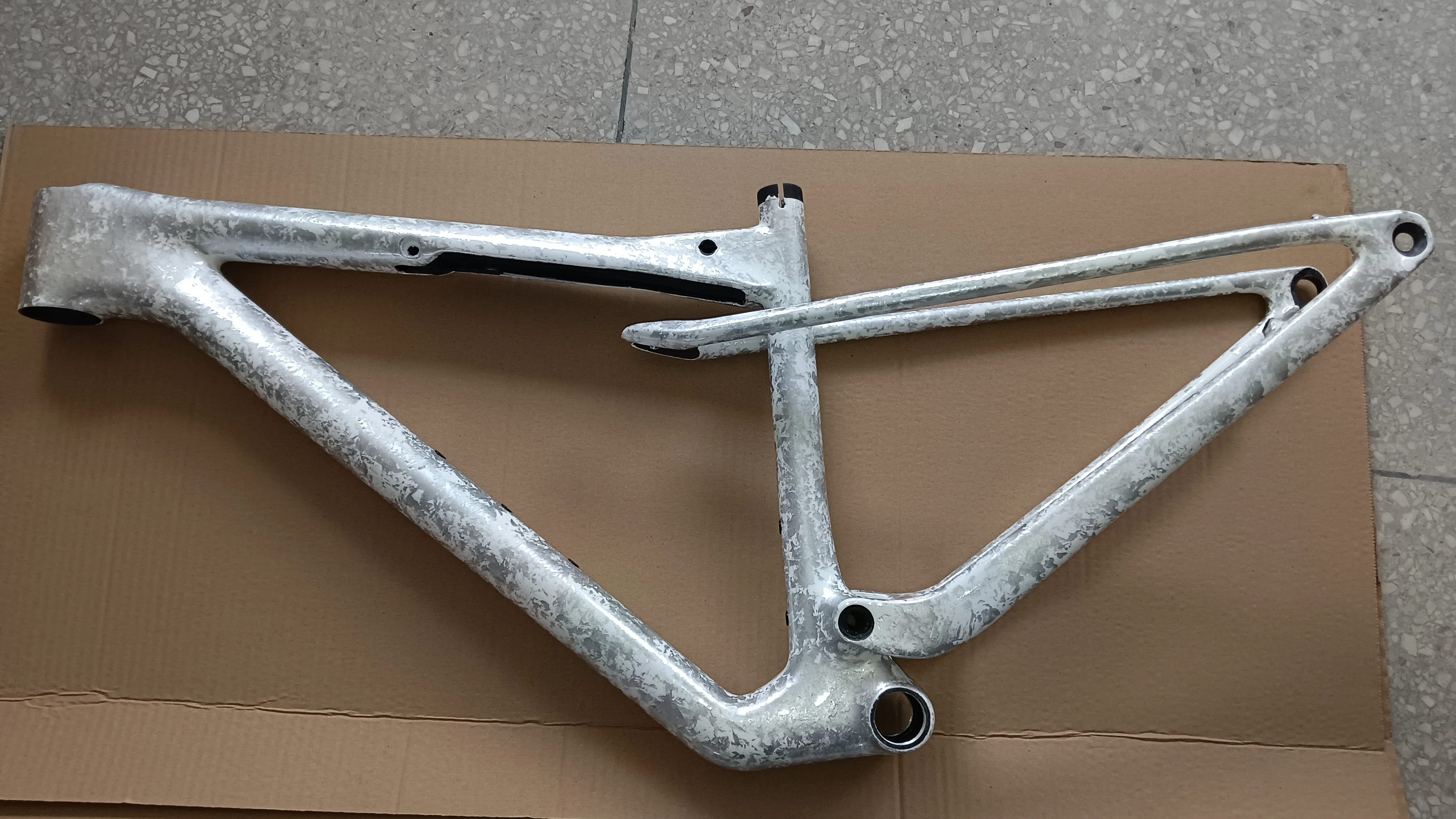 ICECREAM WHITE LIGHTER COLOR T1100 Full Carbon Fiber Suspension MTB Bike Frame XC 29er Boost UDHwith Shock Absorber 210x50mm
ICECREAM WHITE LIGHTER COLOR T1100 Full Carbon Fiber Suspension MTB Bike Frame XC 29er Boost UDHwith Shock Absorber 210x50mm