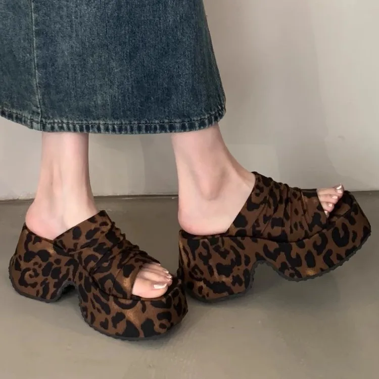 2026 Summer Fashion Open Toe Leopard Print Platform Wedge Woman Slippers Chunky Heels Shoes Zapatos De Mujer
2026 Summer Fashion Open Toe Leopard Print Platform Wedge Woman Slippers Chunky Heels Shoes Zapatos De Mujer