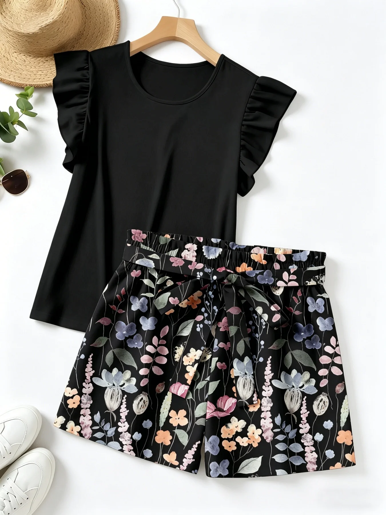 Summer plus size new women's simple black suit lace round neck top+bow belt flower pattern shorts two-piece set
Summer plus size new women's simple black suit lace round neck top+bow belt flower pattern shorts two-piece set