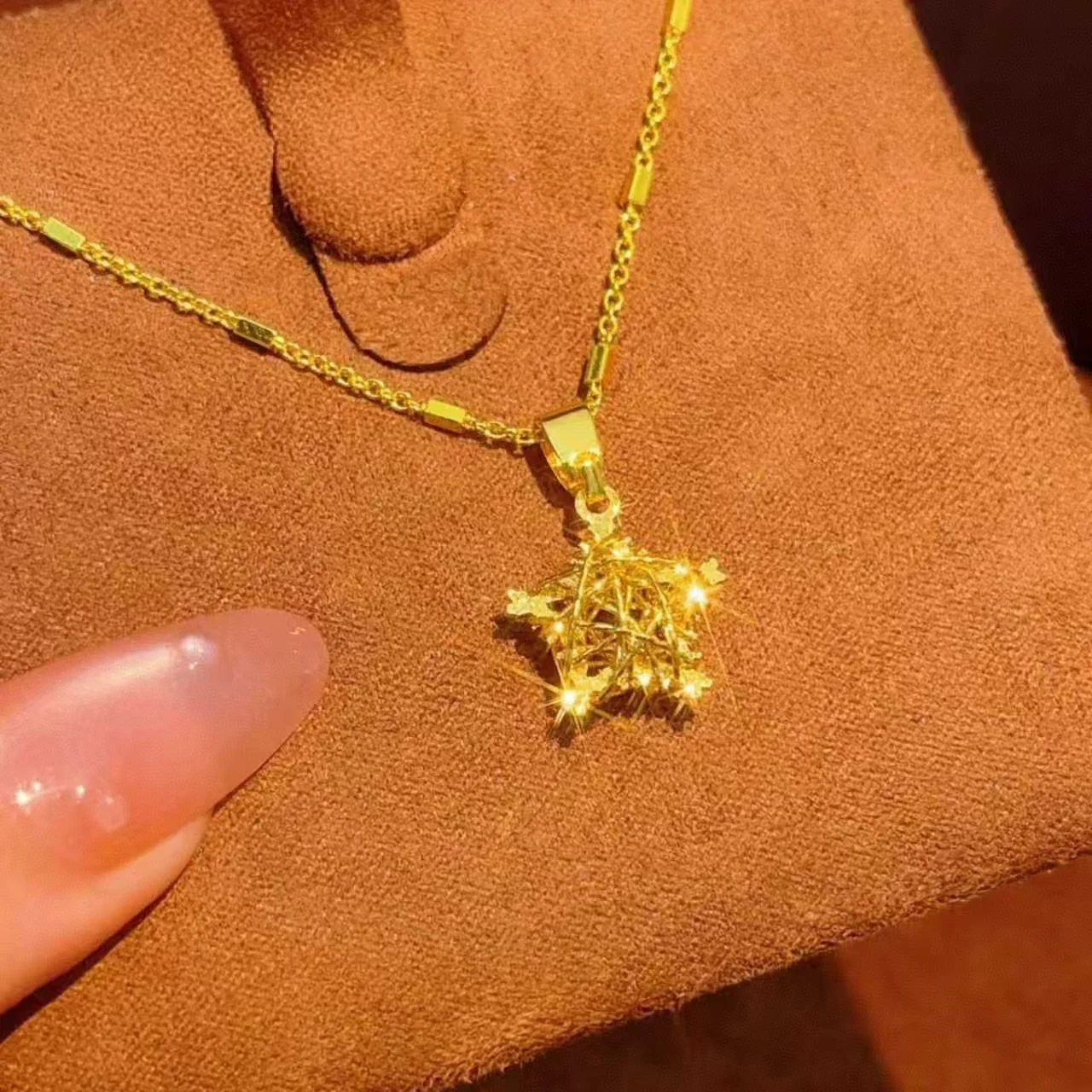Popular gold-plated dream weaving star burst shimmering ice-like hollowed-out star pendant necklace, exquisite and high-end
Popular gold-plated dream weaving star burst shimmering ice-like hollowed-out star pendant necklace, exquisite and high-end