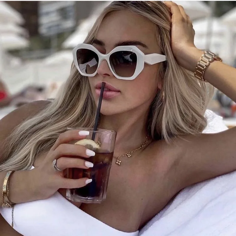 2022 Unisex Irregular Frame Ladies Retro Trend Large Frame Camping or Traveling White Designer Sun Glasses High Quality UV400
2022 Unisex Irregular Frame Ladies Retro Trend Large Frame Camping or Traveling White Designer Sun Glasses High Quality UV400