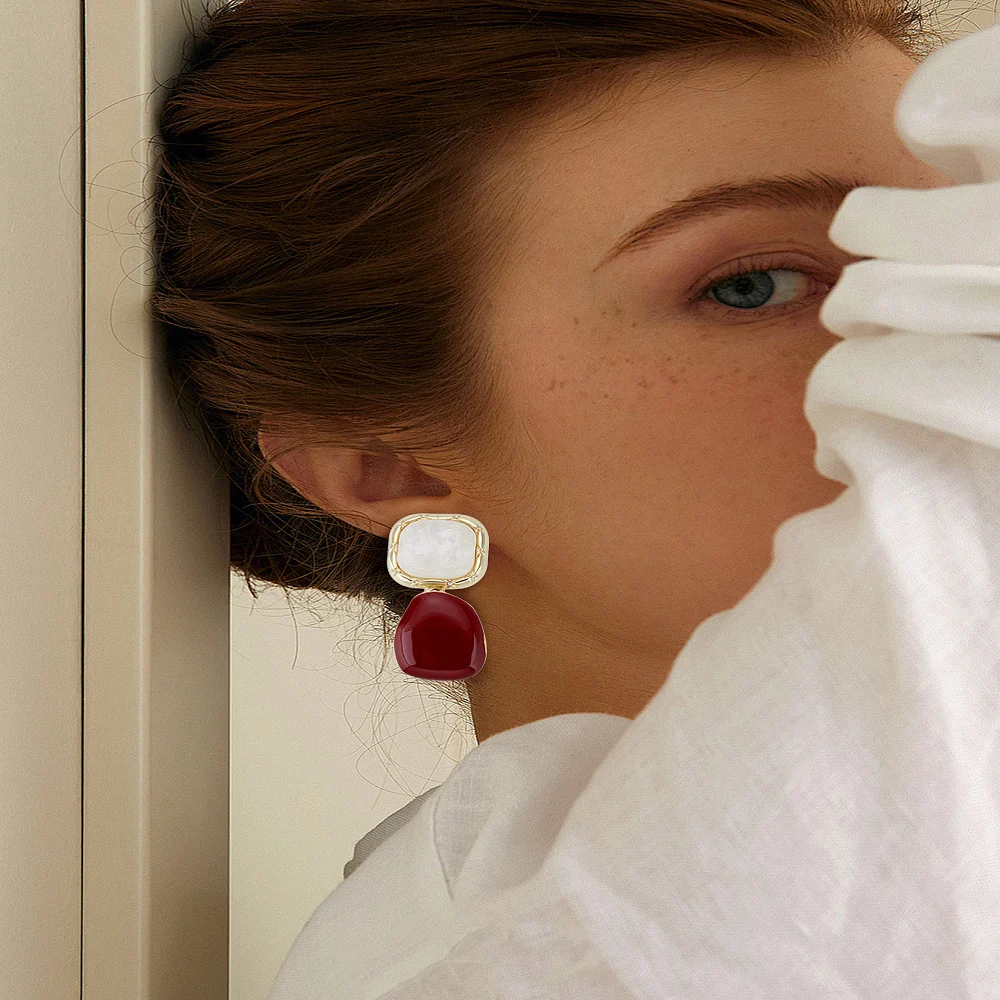 1 Pair Zinc Alloy Enamel Stud Earrings with Shell Square and Teardrop Golden 41x18mm
1 Pair Zinc Alloy Enamel Stud Earrings with Shell Square and Teardrop Golden 41x18mm