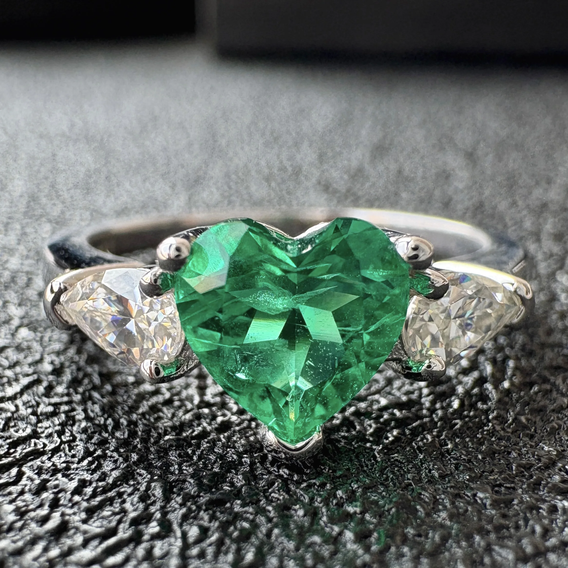 Onnelik 1CT Heart Cut Moissanite Rings Lab Grown Colombian Emerald Ring 925 Sterling Silver Engagement Wedding Jewelry for Women
Onnelik 1CT Heart Cut Moissanite Rings Lab Grown Colombian Emerald Ring 925 Sterling Silver Engagement Wedding Jewelry for Women