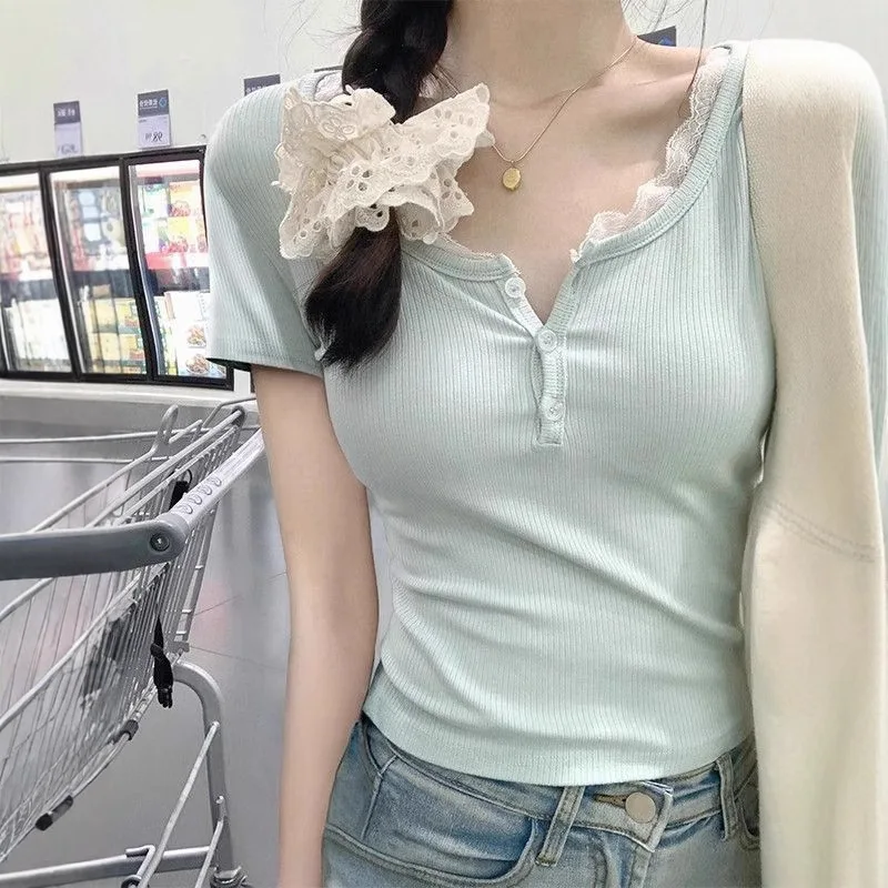 Новый облегающий женский топ с короткими рукавами и кружевной отделкой, уникальный дизайн, летний короткий милый топ с полуоткрытым воротником
Новый облегающий женский топ с короткими рукавами и кружевной отделкой, уникальный дизайн, летний короткий милый топ с полуоткрытым воротником