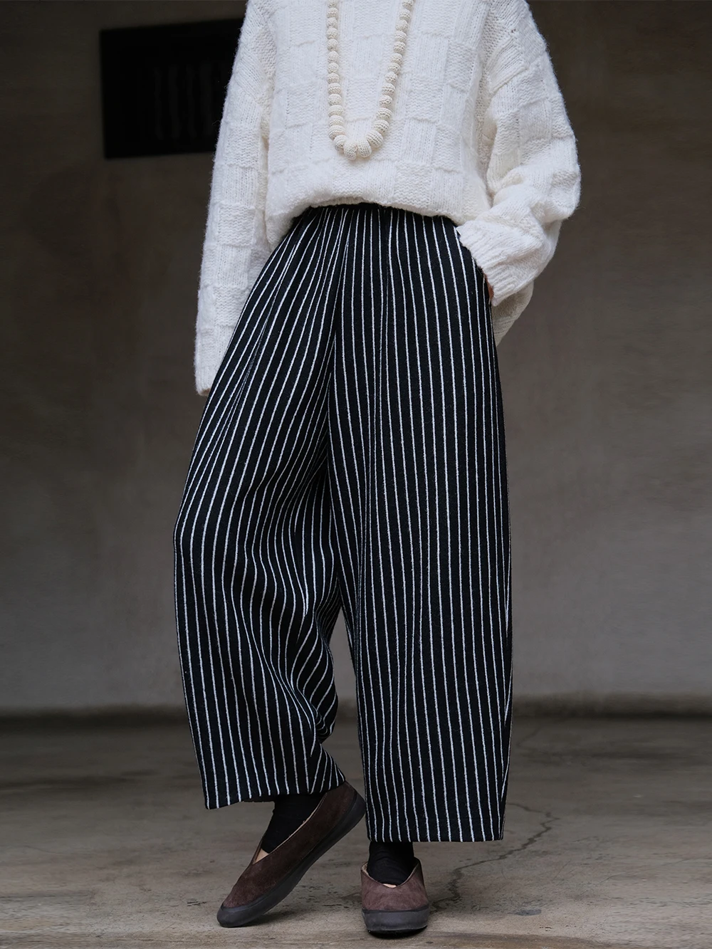 Свободные брюки-карго из шерстяной смеси с вязаными вставками, черно-белые полосы, эластичный пояс, женские повседневные брюки
Свободные брюки-карго из шерстяной смеси с вязаными вставками, черно-белые полосы, эластичный пояс, женские повседневные брюки