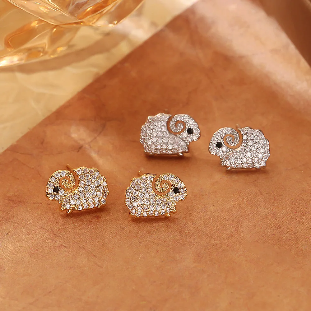 Super flash zircon little sheep earrings, cute, simple, exquisite, small earrings, niche design, fashionable commuting earrings
Super flash zircon little sheep earrings, cute, simple, exquisite, small earrings, niche design, fashionable commuting earrings