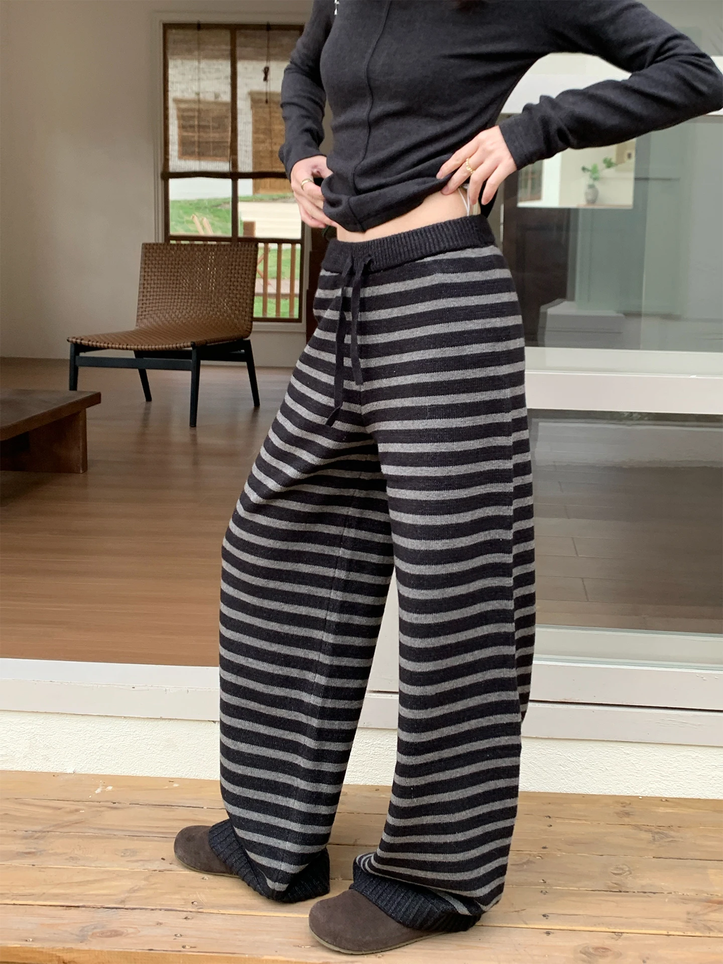 Женские зимние вязаные брюки FAN Cozy Stripe Casual Dstring Fce, широкие, прямые, длинные, на резинке
Женские зимние вязаные брюки FAN Cozy Stripe Casual Dstring Fce, широкие, прямые, длинные, на резинке