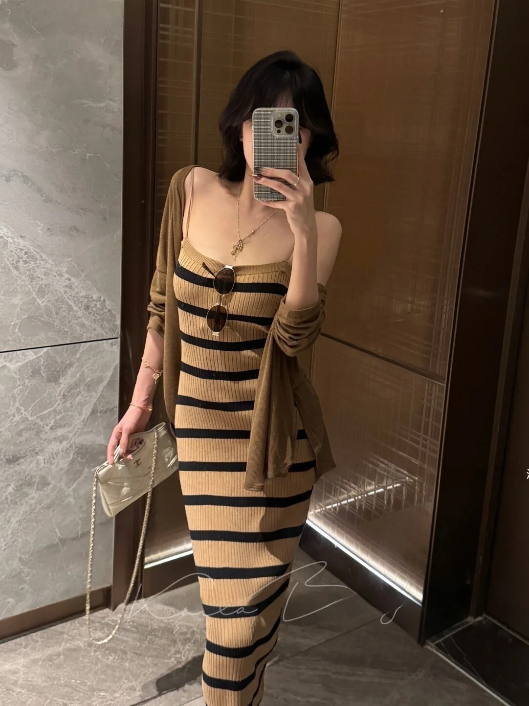 Elegant High Aesthetic Value Women's Knitted Slim Fit Midi Dress with Stripe Pattern Sleeveless Two-Piece Set Open Cardigan
Elegant High Aesthetic Value Women's Knitted Slim Fit Midi Dress with Stripe Pattern Sleeveless Two-Piece Set Open Cardigan