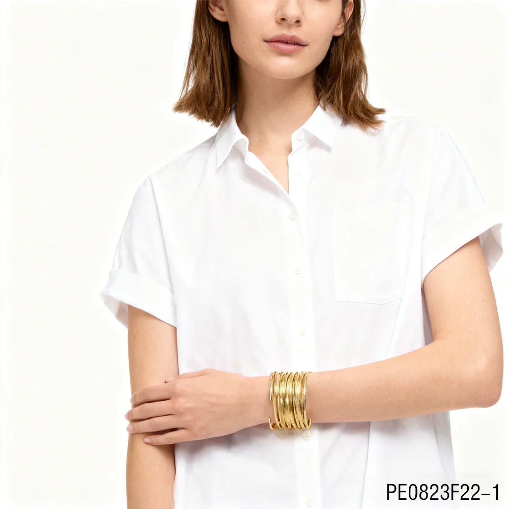 PESENAR This is a golden open bracelet with layered lines and simple style which is a perfect match for the Pharaoh Party
PESENAR This is a golden open bracelet with layered lines and simple style which is a perfect match for the Pharaoh Party