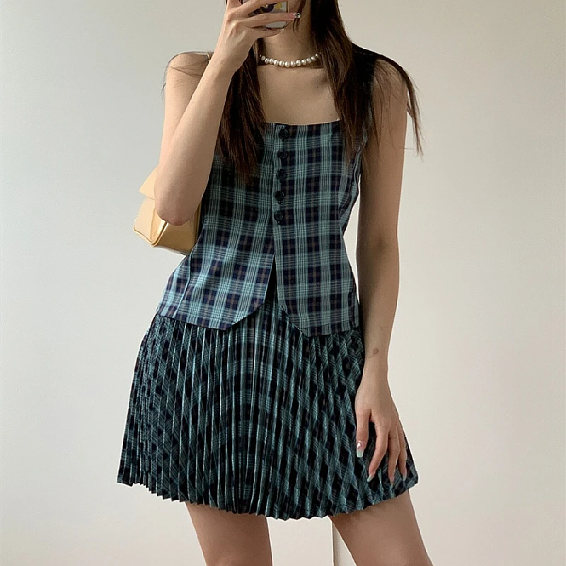 Version of The Retro Checkered College Style Multi-button Wide-strap Waist Tank Top + High-waist Two-piece Suit Pleated Skirt
Version of The Retro Checkered College Style Multi-button Wide-strap Waist Tank Top + High-waist Two-piece Suit Pleated Skirt