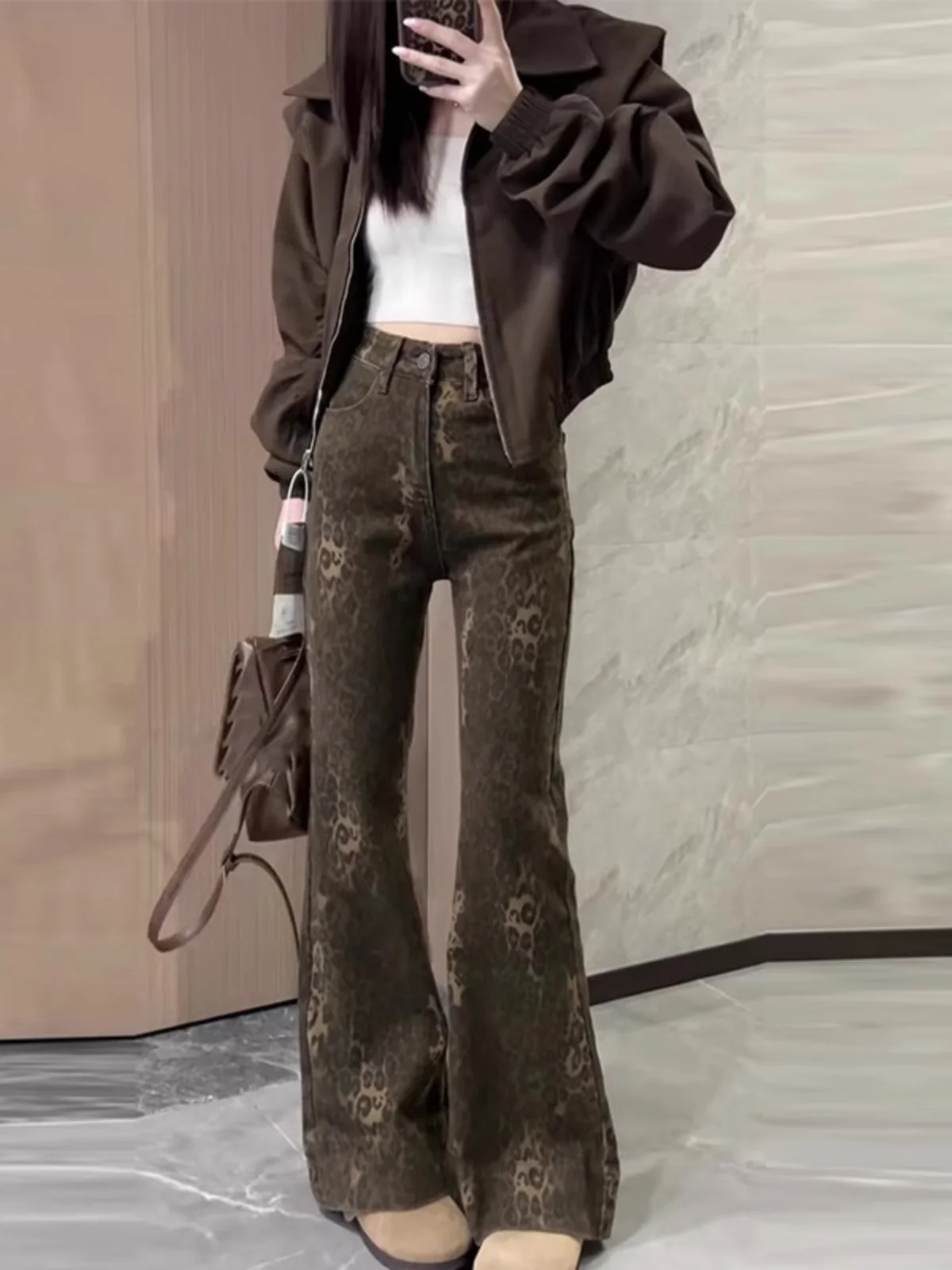 Джинсы женские с высокой талией, расклешенные, из денима, осенне-зимний тренд, с принтом в горошек, облегающие, из хлопка со стрейчем, повседневные, с высокой талией
Джинсы женские с высокой талией, расклешенные, из денима, осенне-зимний тренд, с принтом в горошек, облегающие, из хлопка со стрейчем, повседневные, с высокой талией