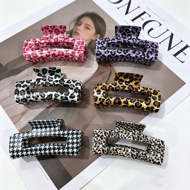 Korean-style vintage oversized leopard-print hair clip for women;updo clip; shark clip; elegant and slightly luxurious headpiece
Korean-style vintage oversized leopard-print hair clip for women;updo clip; shark clip; elegant and slightly luxurious headpiece
