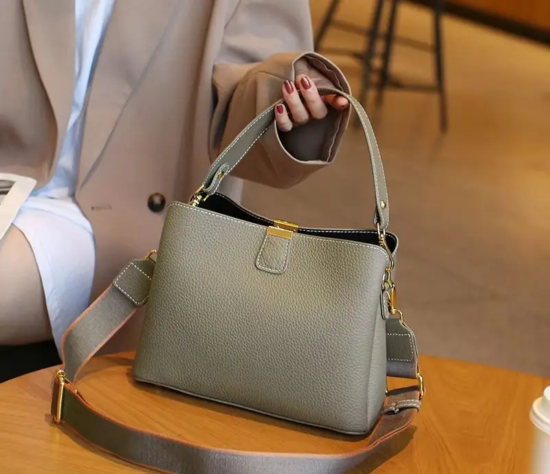 Fashion cowhide bag women's 2026 new large-capacity bucket bag versatile commuter leather messenger shoulder handbag
Fashion cowhide bag women's 2026 new large-capacity bucket bag versatile commuter leather messenger shoulder handbag