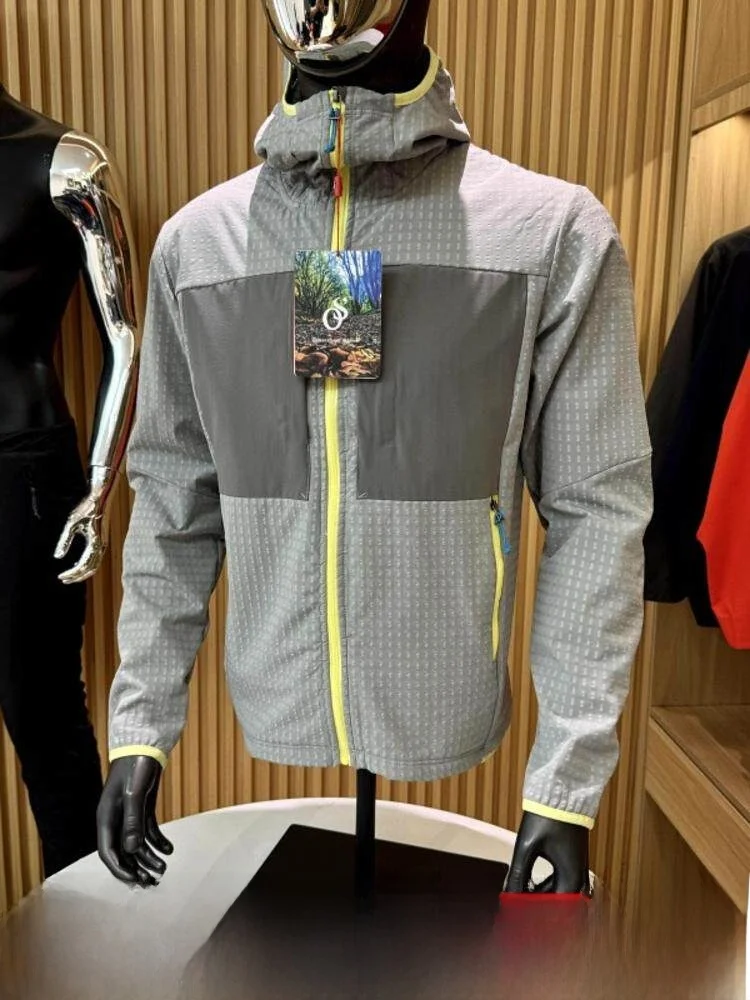 Unisex Outdoor Soft Jacket Windproof Water-resistant Fleece-lined Three-dimensional Checkered Pattern Youth Style
Unisex Outdoor Soft Jacket Windproof Water-resistant Fleece-lined Three-dimensional Checkered Pattern Youth Style