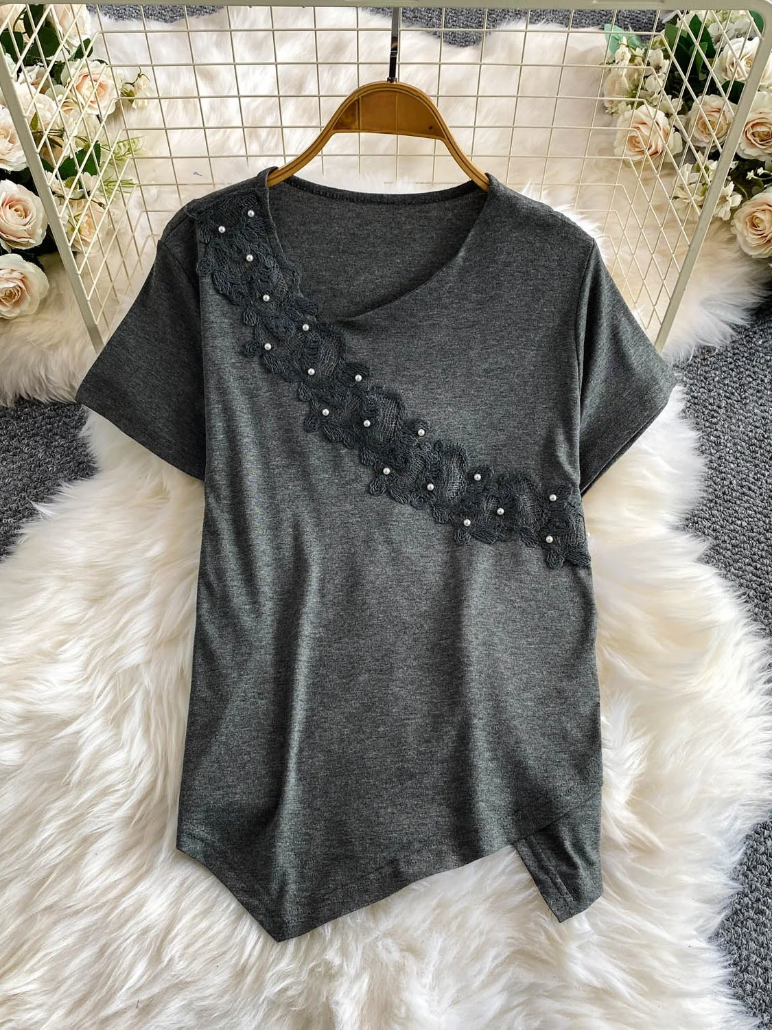 Elegant V-neck Lace T-shirt Women's Summer Design Irregular Lady Style Beaded Casual Fashion Korean Version Short Sleeve
Elegant V-neck Lace T-shirt Women's Summer Design Irregular Lady Style Beaded Casual Fashion Korean Version Short Sleeve