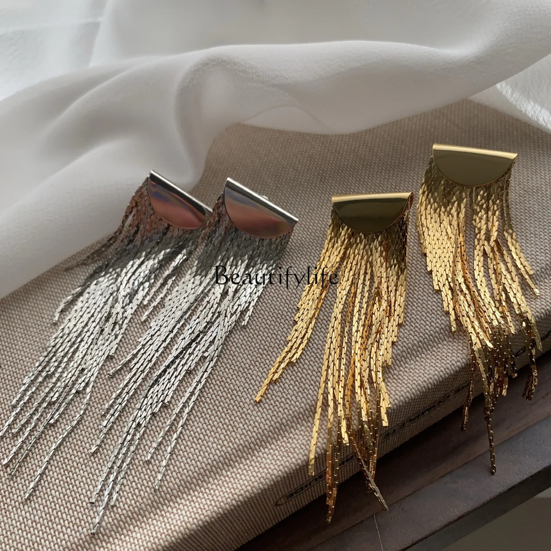 High-end atmosphere, long metal fringed earrings, light luxury design, simple temperament and versatile
High-end atmosphere, long metal fringed earrings, light luxury design, simple temperament and versatile