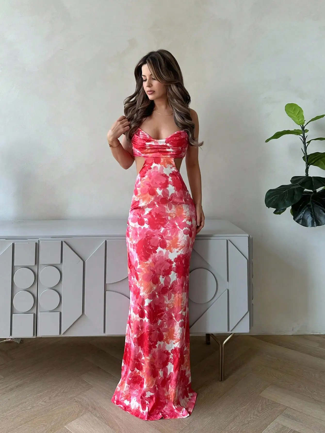 Макси-платье с цветочным принтом, драпировкой, вырезами на талии и перекрестной спинкой
Макси-платье с цветочным принтом, драпировкой, вырезами на талии и перекрестной спинкой