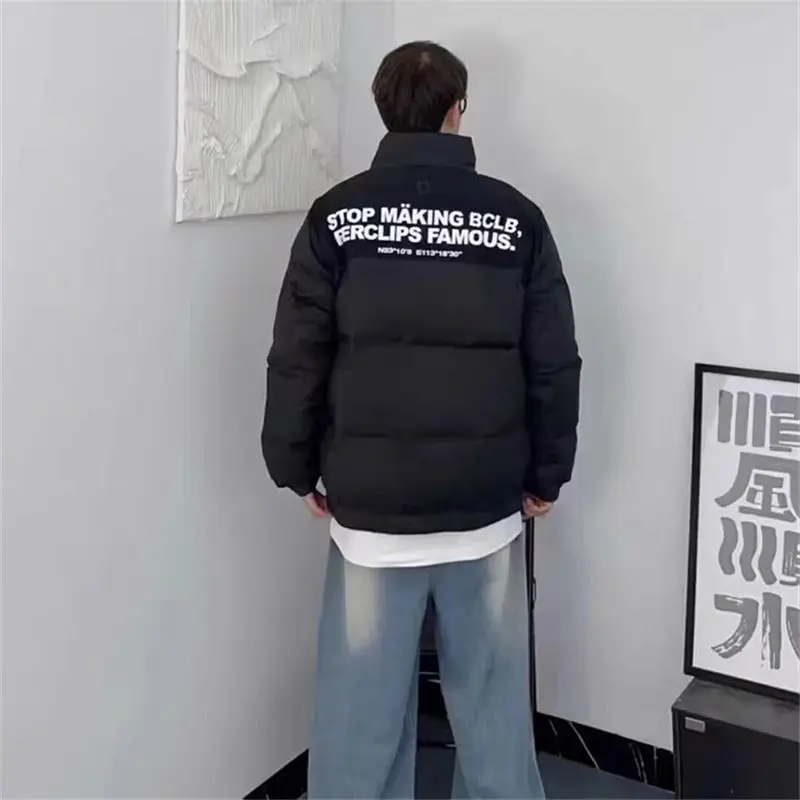 Теплая хлопковая куртка с воротником-стойкой, свободная повседневная верхняя одежда для пар, модная новая молодежная полиэфирная ткань с принтом в стиле ретро
Теплая хлопковая куртка с воротником-стойкой, свободная повседневная верхняя одежда для пар, модная новая молодежная полиэфирная ткань с принтом в стиле ретро