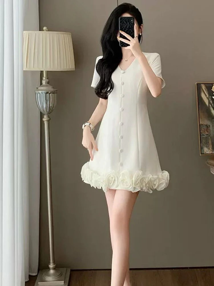 Весна и лето 2024, новая модная короткая юбка с v-образным вырезом и пуговицами, с короткими рукавами, трехмерное платье с цветочным узором, темпераментное прямое платье
Весна и лето 2024, новая модная короткая юбка с v-образным вырезом и пуговицами, с короткими рукавами, трехмерное платье с цветочным узором, темпераментное прямое платье