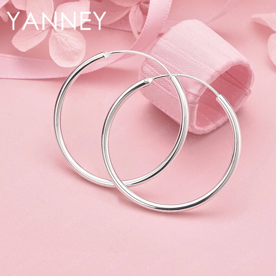 Стильные нежные круглые серьги-кольца из стерлингового серебра 925 пробы 35 мм для женщин, элегантный свадебный подарок, ювелирные аксессуары
Стильные нежные круглые серьги-кольца из стерлингового серебра 925 пробы 35 мм для женщин, элегантный свадебный подарок, ювелирные аксессуары